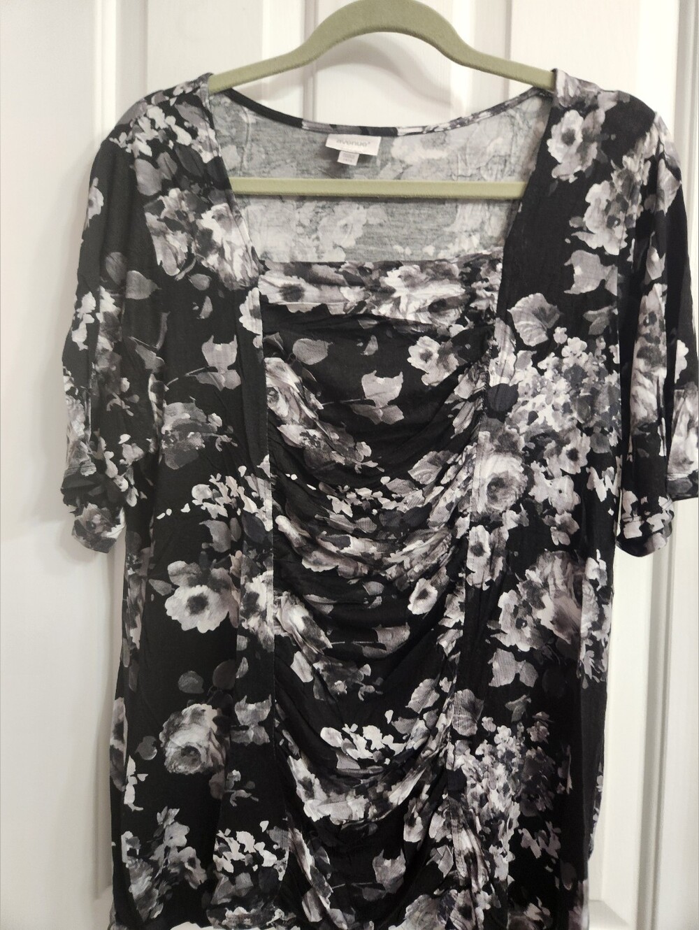 Avenue Plus Size 14/16 Short Sleeve Floral Ruched Top Black Gray